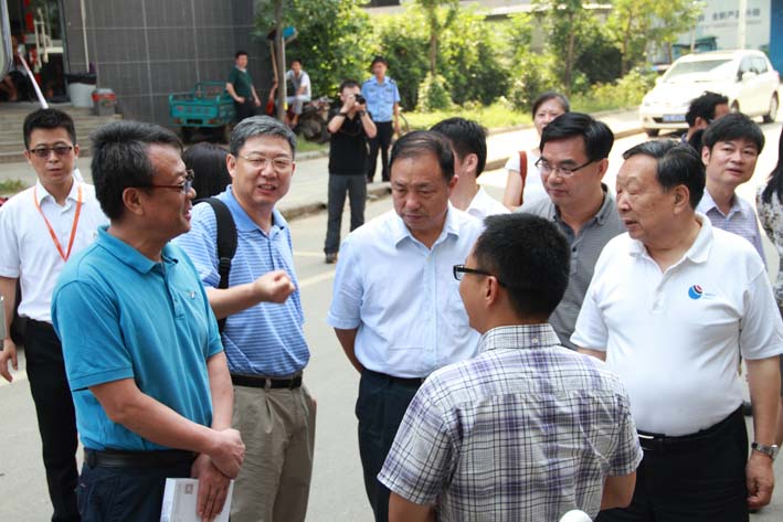 國家科學(xué)技術(shù)獎(jiǎng)勵(lì)工作辦公室專家組專家 及武漢大學(xué)對地觀測與導(dǎo)航技術(shù)創(chuàng)新團(tuán)隊(duì)成員 與卓越科技董事長曹民先生正進(jìn)行親切地交流